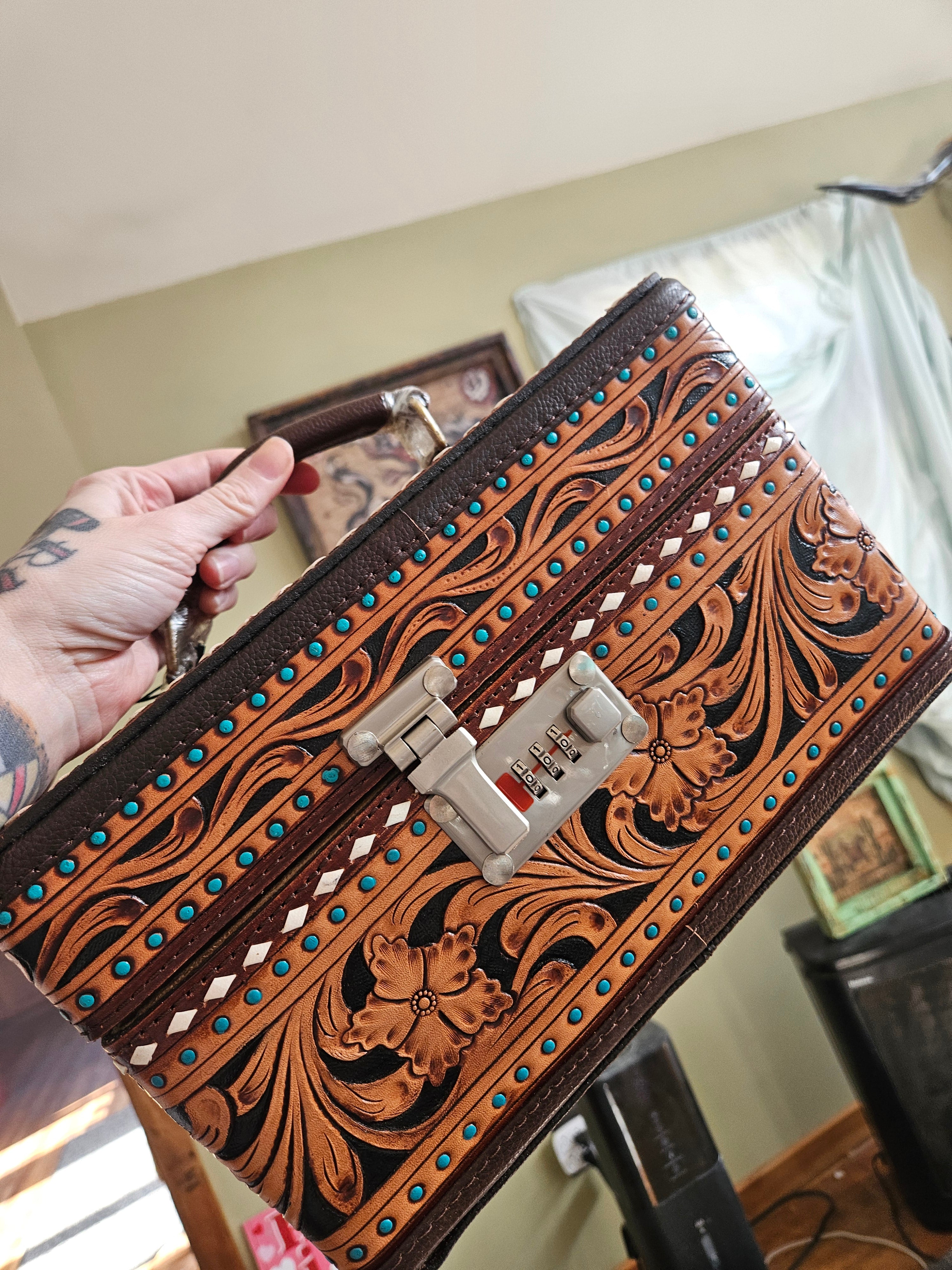 Locking Buckstitch Leather Tooled Jewelry Box